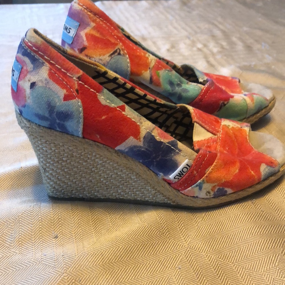 Toms women size 6.5 wedges